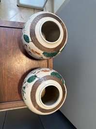 Une paire de pots et un plat en porcelaine de Chine famille rose de Nankin, marque de Chenghua, 19&egrave;me