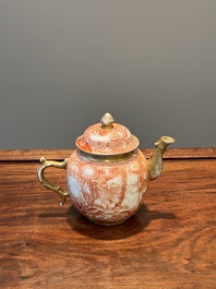Rare th&eacute;i&egrave;re couverte en porcelaine de Chine en rouge de fer et dor&eacute; &agrave; d&eacute;cor de sc&egrave;ne europ&eacute;enne, Qianlong