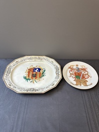 Un plat armori&eacute; et une assiette aux armes de De Heere pour le march&eacute; hollandais en porcelaine de Chine, Qianlong