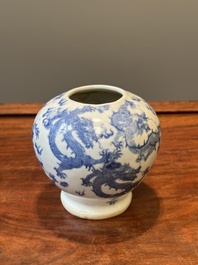 Een paar Chinese blauw-witte dekselvazen en drie potten, 19e eeuw