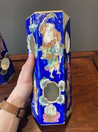 Paire de rares porte-chapeaux en porcelaine de Chine famille rose sur fond bleu &agrave; d&eacute;cor de 'huit immortels', marque et &eacute;poque de Tongzhi