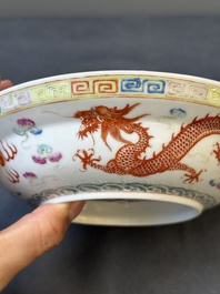 A Chinese famille rose bowl and cover with dragons chasing pearls, Guangxu mark, 19th C.
