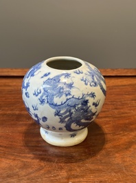 Een paar Chinese blauw-witte dekselvazen en drie potten, 19e eeuw