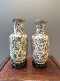 Een paar Chinese Canton famille rose vazen met houten sokkel, 19e eeuw