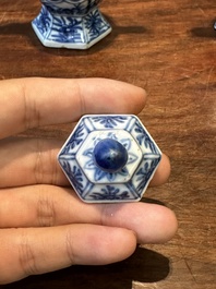 Deux verseuses couvertes en porcelaine de Chine en bleu et blanc, Kangxi