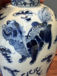 Een paar Chinese blauw-witte dekselvazen en drie potten, 19e eeuw