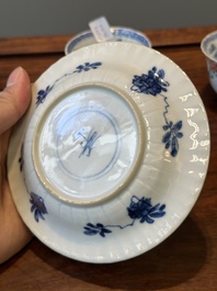 Een paar Chinese famille verte en een paar famille rose koppen en schotels, Kangxi/Yongzheng
