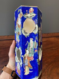 Paire de rares porte-chapeaux en porcelaine de Chine famille rose sur fond bleu &agrave; d&eacute;cor de 'huit immortels', marque et &eacute;poque de Tongzhi
