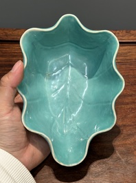 Een paar Chinese famille rose bladvormige kommen met vlinders op turquoise fondkleur, Jiaqing merk en periode