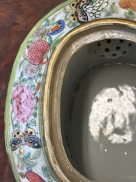 Twee fijne Chinese Canton famille rose theepotten, 19e eeuw