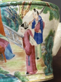 Twee fijne Chinese Canton famille rose theepotten, 19e eeuw