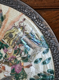 Une paire de pots et un plat en porcelaine de Chine famille rose de Nankin, marque de Chenghua, 19&egrave;me