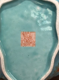 Een paar Chinese famille rose bladvormige kommen met vlinders op turquoise fondkleur, Jiaqing merk en periode
