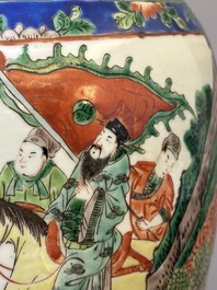Vase en porcelaine de Chine famille verte &agrave; d&eacute;cor de guerriers &agrave; cheval, 19&egrave;me