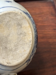 Paire de sauci&egrave;res et terrines couvertes en porcelaine de Chine en bleu et blanc, Qianlong