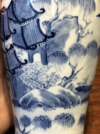 Garniture de cinq vases en porcelaine de Chine en bleu et blanc &agrave; d&eacute;cor de paysage, 19&egrave;me