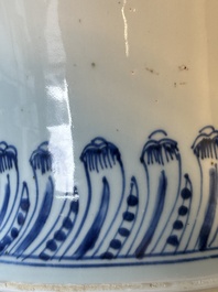 Rare vase en porcelaine de Chine en bleu et blanc &agrave; d&eacute;cor floral, Kangxi