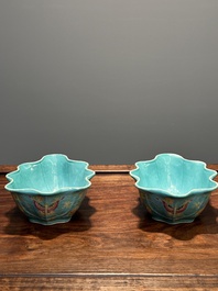 Een paar Chinese famille rose bladvormige kommen met vlinders op turquoise fondkleur, Jiaqing merk en periode