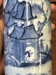 Garniture de cinq vases en porcelaine de Chine en bleu et blanc &agrave; d&eacute;cor de paysage, 19&egrave;me