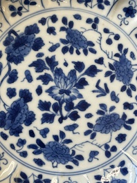 Een paar Chinese blauw-witte borden met Mongoolse jachtsc&egrave;nes en een paar borden met floraal decor, Chenghua en Kangxi merk, Kangxi