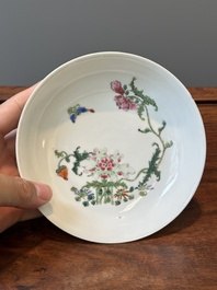 Een paar Chinese famille rose borden met pioenrozen en een vlinder, Yongzheng/Qianlong