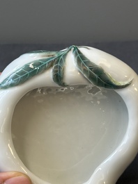 Groupe de trois objets de bureau d'&eacute;rudit en porcelaine de Chine famille rose, marque de Qianlong, 19/20&egrave;me