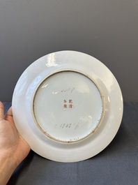 Une cruche en porcelaine de Chine famille rose sur fond vert  &agrave; d&eacute;cor de dragons et un plat &agrave; decor 'sept sages' et &agrave; bord de dragons, 19&egrave;me