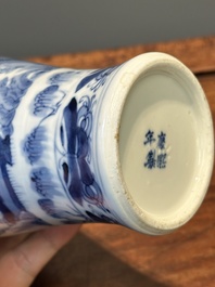 Garniture de cinq vases en porcelaine de Chine en bleu et blanc &agrave; d&eacute;cor de paysage, 19&egrave;me