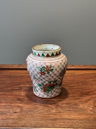 Een kleine Chinese wucai pot met floraal decor, Transitie periode