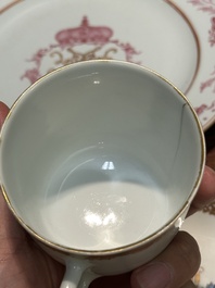 Een paar gemonogrammeerde Chinese roze-ge&euml;mailleerde borden en een paar koppen en schotels met wapendeor, Yongzheng/Qianlong