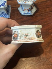 Een paar Chinese blauw-witte vazen en vier zoutvaten in blauw-wit, famille rose en Imari-stijl, Kangxi/Qianlong