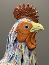 Paire de sculptures de coq en porcelaine de Chine famille rose aux montures en bronze dor&eacute;, Qianlong