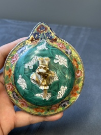 Une cruche en porcelaine de Chine famille rose sur fond vert  &agrave; d&eacute;cor de dragons et un plat &agrave; decor 'sept sages' et &agrave; bord de dragons, 19&egrave;me