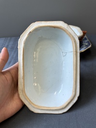 Une soupi&egrave;re couverte sur son support en porcelaine de Chine famille rose &agrave; d&eacute;cor mandarin et une th&eacute;i&egrave;re couverte, Qianlong