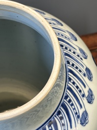 Rare vase en porcelaine de Chine en bleu et blanc &agrave; d&eacute;cor floral, Kangxi