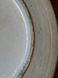 Une paire de pots et un plat en porcelaine de Chine famille rose de Nankin, marque de Chenghua, 19&egrave;me