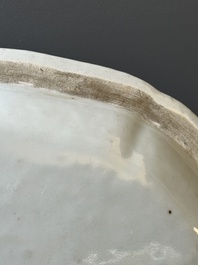 Een ovale Chinese Canton famille rose kom met figuratief decor, 19e eeuw