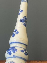 Een paar Chinese blauw-witte rozenwater sprenkelaars voor de islamitische markt, Kangxi