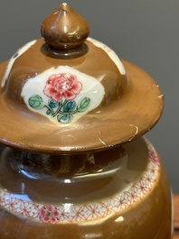 Garniture de cinq vases en porcelaine de Chine famille rose &agrave; d&eacute;cor floral sur fond brun capucin, Yongzheng/Qianlong