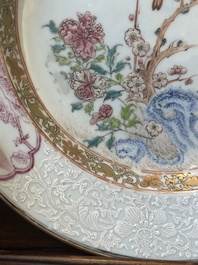 Een paar Chinese famille rose borden met eksters bij pioenbloesems met bianco-sopra-bianco randen, Yongzheng