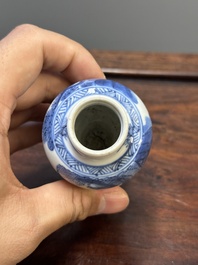 Vijf Chinese blauw-witte vazen, Kangxi