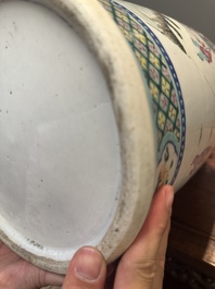 Paire de vases en porcelaine de Chine famille rose &agrave; d&eacute;cor narratif, 19&egrave;me