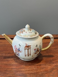 Een Chinese vergulde famille rose theepot, Yongzheng