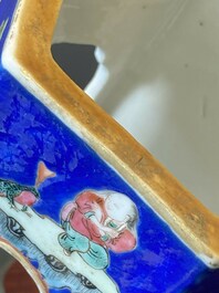 Paire de rares porte-chapeaux en porcelaine de Chine famille rose sur fond bleu &agrave; d&eacute;cor de 'huit immortels', marque et &eacute;poque de Tongzhi