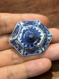 Deux verseuses couvertes en porcelaine de Chine en bleu et blanc, Kangxi