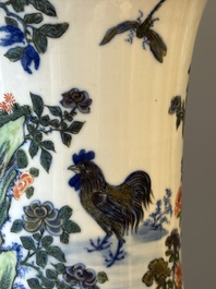 Vase de forme 'gu' en porcelaine de Chine doucai &agrave; d&eacute;cor de coq, marque de Qianlong, 19&egrave;me