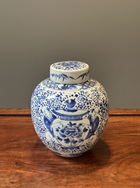 Een paar Chinese blauw-witte dekselvazen en drie potten, 19e eeuw