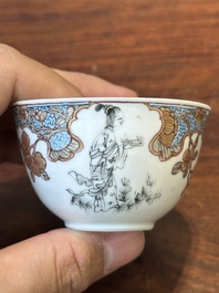 Een Chinese famille rose en grisaille kop en schotel met Xiwangmu die een perzik aangeboden krijgt, Yongzheng