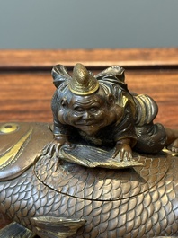 Bo&icirc;te couverte en bronze partiellement dor&eacute;e figurant Ebisu sur une dorade, Japon, sign&eacute;e Miyao Zo, Meiji, vers 1880