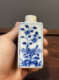 Deux vases, deux pichets miniatures et une bo&icirc;te &agrave; th&eacute; en porcelaine de Chine en bleu et blanc, Kangxi